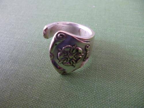Silver Plated Tudor Rose of England Ring. Marked EPNS. 9 grammes.